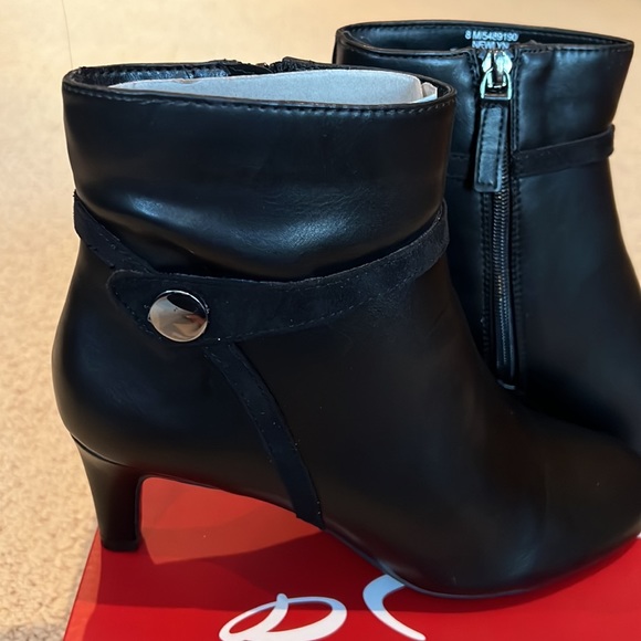 Women’s Size 8 Booties - Picture 3 of 4